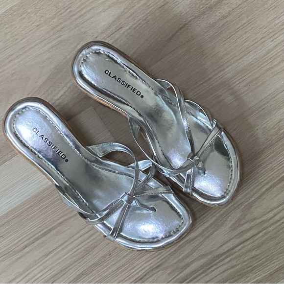 Silver Slip On Thong Strappy Sandal Platform Wedge Classified Size 6.5 New - Picture 2 of 13